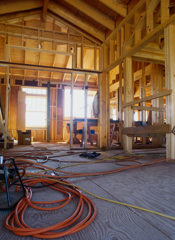 室内装饰中的隐患 木房子与电线混乱的警示